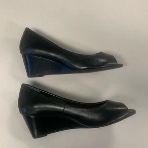Vionic 7.5 orthoheel black wedge shoe